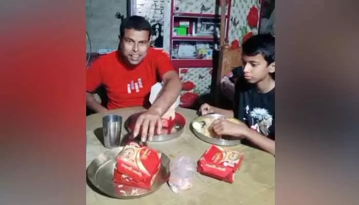 బిర్యానీ కోసం తండ్రి ఆరాటం! కదిలిస్తున్న వీడియో వైరల్! కంటతడి పెట్టిస్తున్న దృశ్యం! బిర్యానీ కోసం తండ్రి ఆరాటం! కదిలిస్తున్న వీడియో వైరల్! కంటతడి పెట్టిస్తున్న దృశ్యం!