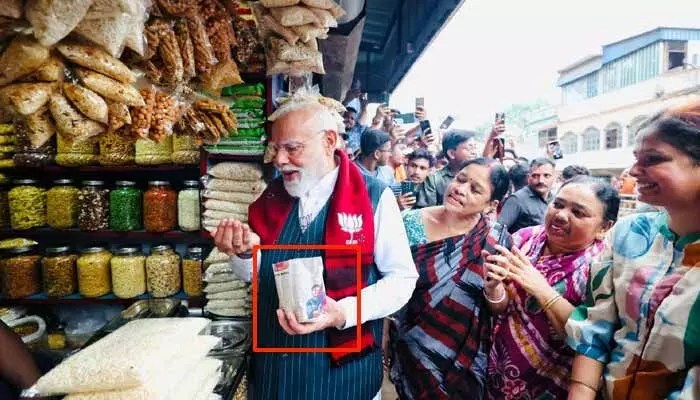 రోడ్సైడ్ స్నాక్తో మోడీ సర్ప్రైజ్.. బెంగాల్ స్పెషల్ ‘ఝల్ మురి’ ఆస్వాదించిన ప్రధాని! రోడ్సైడ్ స్నాక్తో మోడీ సర్ప్రైజ్.. బెంగాల్ స్పెషల్ ‘ఝల్ మురి’ ఆస్వాదించిన ప్రధాని!
