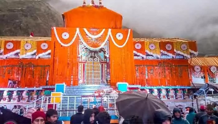 బద్రీనాథ్ ఆలయంలో భక్తుల విరాళాల స్వాహా: సంచలన ఆరోపణలు, సిట్ విచారణకు డిమాండ్! బద్రీనాథ్ ఆలయంలో భక్తుల విరాళాల స్వాహా: సంచలన ఆరోపణలు, సిట్ విచారణకు డిమాండ్!