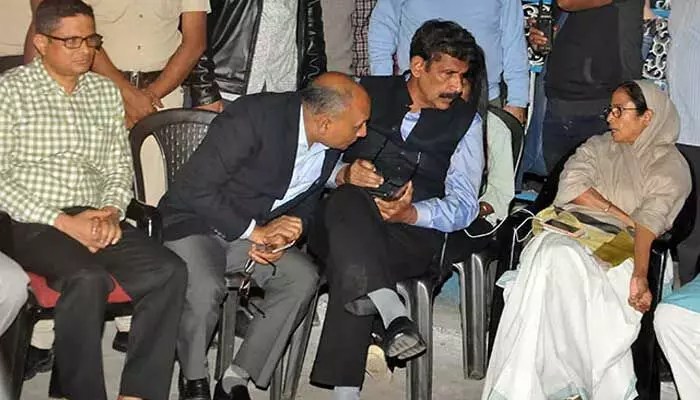 బెంగాల్లో ఉత్కంఠ: స్ట్రాంగ్రూమ్ వద్ద మమతా అర్ధరాత్రి ధర్నా, కుట్ర ఆరోపణలు! బెంగాల్లో ఉత్కంఠ: స్ట్రాంగ్రూమ్ వద్ద మమతా అర్ధరాత్రి ధర్నా, కుట్ర ఆరోపణలు!