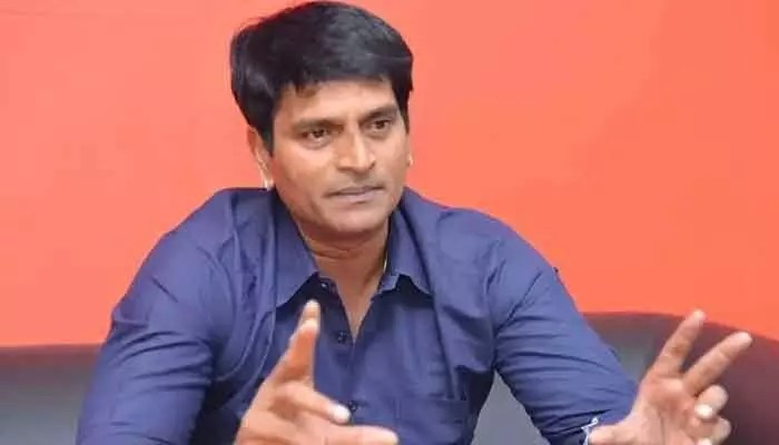 రవిబాబు సంచలన వ్యాఖ్యలు: 'ఒళ్ళు బలిసి' చేస్తున్నారంటూ టాలీవుడ్లో దుమారం! రవిబాబు సంచలన వ్యాఖ్యలు: 'ఒళ్ళు బలిసి' చేస్తున్నారంటూ టాలీవుడ్లో దుమారం!