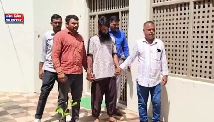సోషల్ మీడియాలో ఐసిస్ విషం: గుజరాత్లో సానుభూతిపరుడి అరెస్ట్, దేశవ్యాప్తంగా కలకలం! సోషల్ మీడియాలో ఐసిస్ విషం: గుజరాత్లో సానుభూతిపరుడి అరెస్ట్, దేశవ్యాప్తంగా కలకలం!
