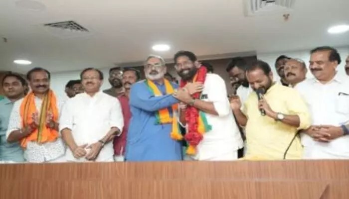 కేరళలో బీజేపీ ఊహించని విజయం: కాంగ్రెస్ గెలిచినా, కమలం వికసిస్తుందా? కేరళలో బీజేపీ ఊహించని విజయం: కాంగ్రెస్ గెలిచినా, కమలం వికసిస్తుందా?