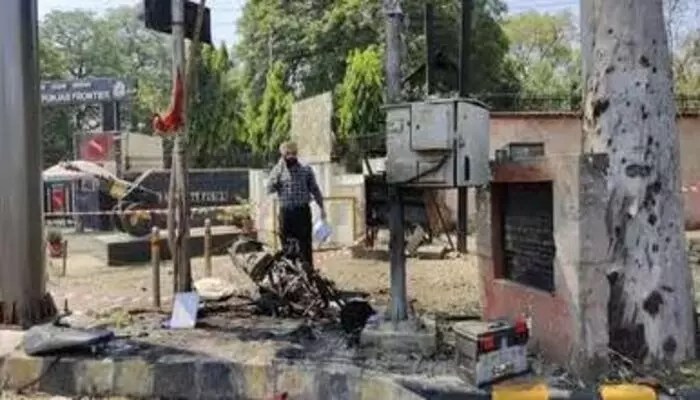 పంజాబ్లో వరుస పేలుళ్లు: భద్రత ప్రశ్నార్థకం, హై అలర్ట్! పంజాబ్లో వరుస పేలుళ్లు: భద్రత ప్రశ్నార్థకం, హై అలర్ట్!