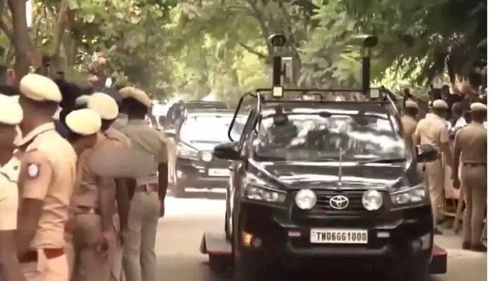 తమిళనాట అనూహ్య మలుపు: విజయ్కి అన్నాడీఎంకే మద్దతు, సీఎం పీఠం దక్కేనా? తమిళనాట అనూహ్య మలుపు: విజయ్కి అన్నాడీఎంకే మద్దతు, సీఎం పీఠం దక్కేనా?