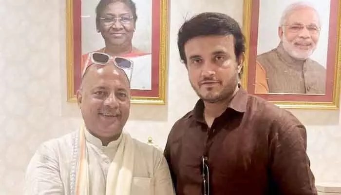 దాదా రాజకీయ అరంగేట్రం ఖాయమా? బీజేపీ నేతతో గంగూలీ రహస్య భేటీ! దాదా రాజకీయ అరంగేట్రం ఖాయమా? బీజేపీ నేతతో గంగూలీ రహస్య భేటీ!