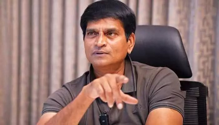 స్టార్ హీరోలకు రవిబాబు షాకింగ్ కౌంటర్! 2-3 ఏళ్ళు వేస్ట్ మూర్ఖత్వమేనా? టాలీవుడ్లో ప్రకంపనలు! స్టార్ హీరోలకు రవిబాబు షాకింగ్ కౌంటర్! 2-3 ఏళ్ళు వేస్ట్ మూర్ఖత్వమేనా? టాలీవుడ్లో ప్రకంపనలు!
