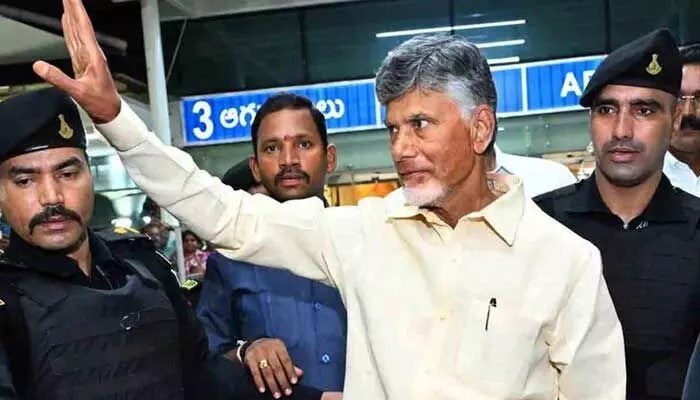 బెంగాల్లో చంద్రబాబు సంచలన పర్యటన: కొత్త సీఎం ప్రమాణ స్వీకారానికి హాజరుతో రాజకీయ ప్రకంపనలు! బెంగాల్లో చంద్రబాబు సంచలన పర్యటన: కొత్త సీఎం ప్రమాణ స్వీకారానికి హాజరుతో రాజకీయ ప్రకంపనలు!