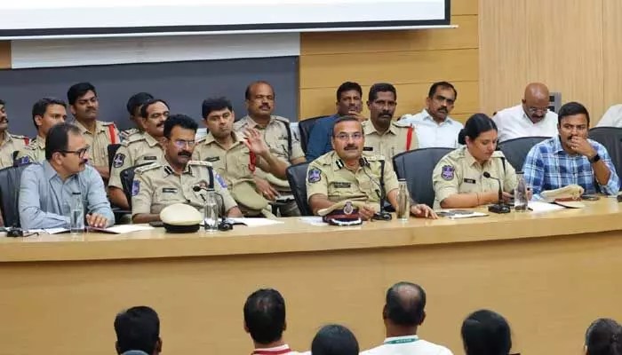 సైబర్ మోసగాళ్లకు చెక్: సీపీ రమేష్ వ్యూహం, బ్యాంకర్లకు కీలక ఆదేశాలు! సైబర్ మోసగాళ్లకు చెక్: సీపీ రమేష్ వ్యూహం, బ్యాంకర్లకు కీలక ఆదేశాలు!
