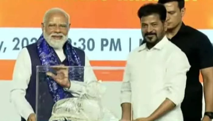 తెలంగాణలో మోడీ-రేవంత్ రెడ్డి భేటీ: రాజకీయ వర్గాల్లో ఉత్కంఠ! తెలంగాణలో మోడీ-రేవంత్ రెడ్డి భేటీ: రాజకీయ వర్గాల్లో ఉత్కంఠ!