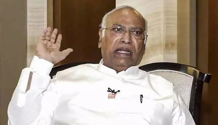 ఖర్గేకు మరోసారి రాజ్యసభ పీఠం ఖాయం: హైకమాండ్ వ్యూహం ఇదే! ఖర్గేకు మరోసారి రాజ్యసభ పీఠం ఖాయం: హైకమాండ్ వ్యూహం ఇదే!