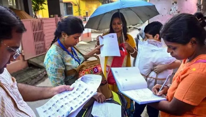 ఓటర్ల జాబితా ప్రక్షాళన: ఈసీ సంచలన నిర్ణయం! 16 రాష్ట్రాల్లో భారీ కసరత్తు షురూ! ఓటర్ల జాబితా ప్రక్షాళన: ఈసీ సంచలన నిర్ణయం! 16 రాష్ట్రాల్లో భారీ కసరత్తు షురూ!