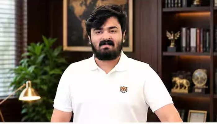 బండి భగీరథ్ పారిపోకుండా లుకౌట్ నోటీసులు! 5 బృందాలతో పోలీసులు వేట షురూ! బండి భగీరథ్ పారిపోకుండా లుకౌట్ నోటీసులు! 5 బృందాలతో పోలీసులు వేట షురూ!