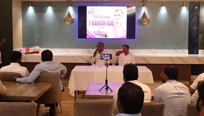 న్యూజెర్సీలో హరీశ్రావు సంచలన వ్యాఖ్యలు: తెలంగాణ భవిష్యత్తుపై ఎన్నారైలతో కీలక చర్చ! న్యూజెర్సీలో హరీశ్రావు సంచలన వ్యాఖ్యలు: తెలంగాణ భవిష్యత్తుపై ఎన్నారైలతో కీలక చర్చ!