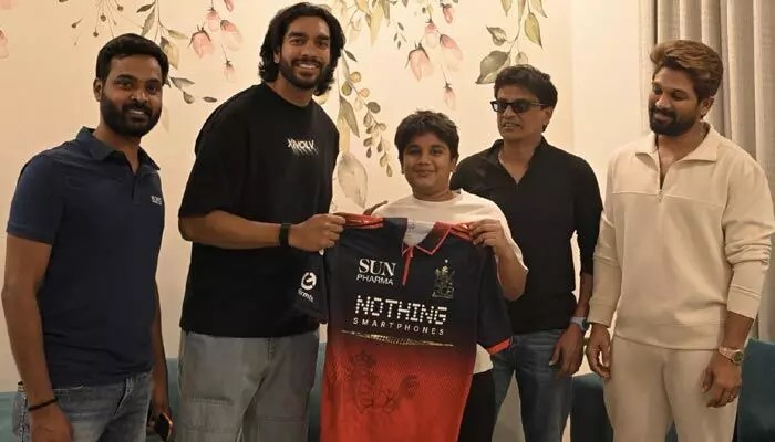 ఐకాన్ స్టార్ కుమారుడికి స్పెషల్ ట్రీట్! వైరల్ అవుతున్న క్రికెటర్ గిఫ్ట్! ఐకాన్ స్టార్ కుమారుడికి స్పెషల్ ట్రీట్! వైరల్ అవుతున్న క్రికెటర్ గిఫ్ట్!
