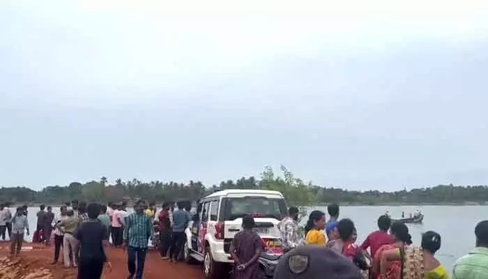 కర్ణాటక పడవ విషాదం: సీఎం దిగ్భ్రాంతి, మృతులకు భారీ ఎక్స్ గ్రేషియా! కర్ణాటక పడవ విషాదం: సీఎం దిగ్భ్రాంతి, మృతులకు భారీ ఎక్స్ గ్రేషియా!