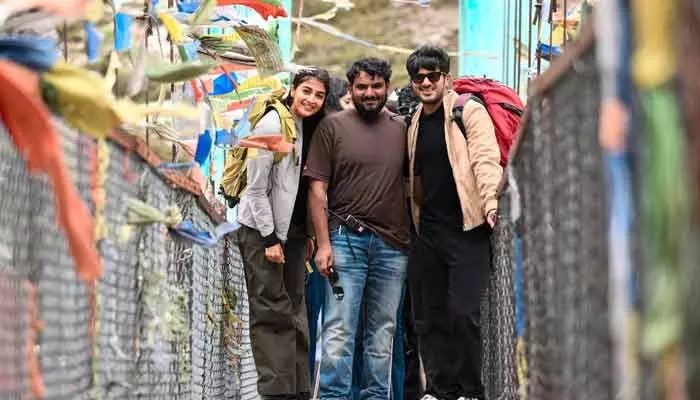 దుల్కర్-పూజా 'DQ41' నుండి మాస్ అప్డేట్! హిమాలయాల్లో ఆ సీన్స్.. ఫ్యాన్స్కు పండగే! దుల్కర్-పూజా 'DQ41' నుండి మాస్ అప్డేట్! హిమాలయాల్లో ఆ సీన్స్.. ఫ్యాన్స్కు పండగే!