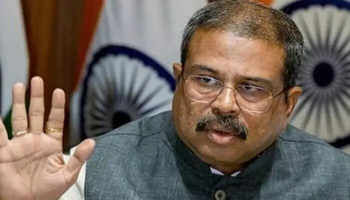 సీబీఎస్ఈ పేమెంట్స్ గందరగోళం: కేంద్రం సంచలన నిర్ణయం, విద్యార్థులకు ఊరట! సీబీఎస్ఈ పేమెంట్స్ గందరగోళం: కేంద్రం సంచలన నిర్ణయం, విద్యార్థులకు ఊరట!