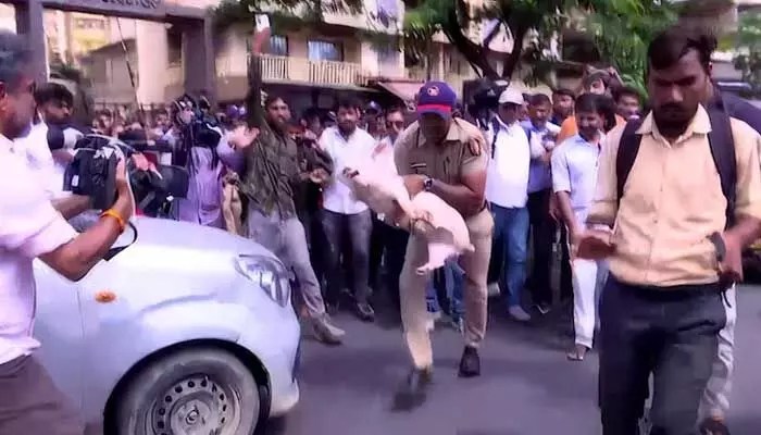 ముంబైలో మత చిచ్చు: భగ్గుమన్న మీరా రోడ్.. హిందూ సంఘాల పాత్రపై ఉద్రిక్తత! ముంబైలో మత చిచ్చు: భగ్గుమన్న మీరా రోడ్.. హిందూ సంఘాల పాత్రపై ఉద్రిక్తత!