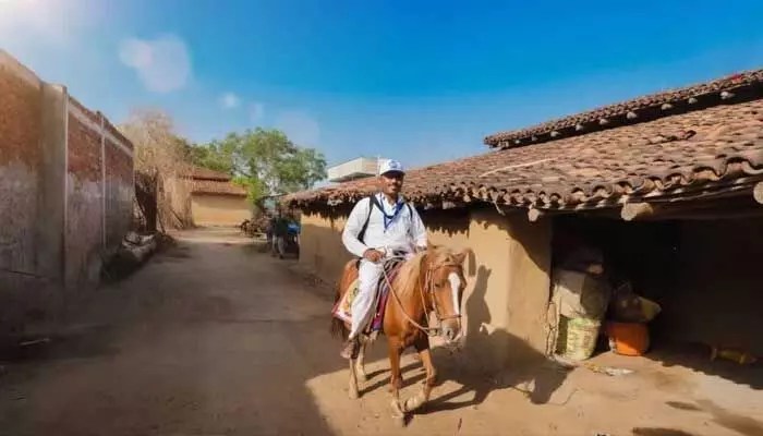 పెట్రోల్ ధరల షాక్: గుర్రంపై జనాభా లెక్కలు తీస్తున్న టీచర్! ఎక్కడో తెలుసా? పెట్రోల్ ధరల షాక్: గుర్రంపై జనాభా లెక్కలు తీస్తున్న టీచర్! ఎక్కడో తెలుసా?