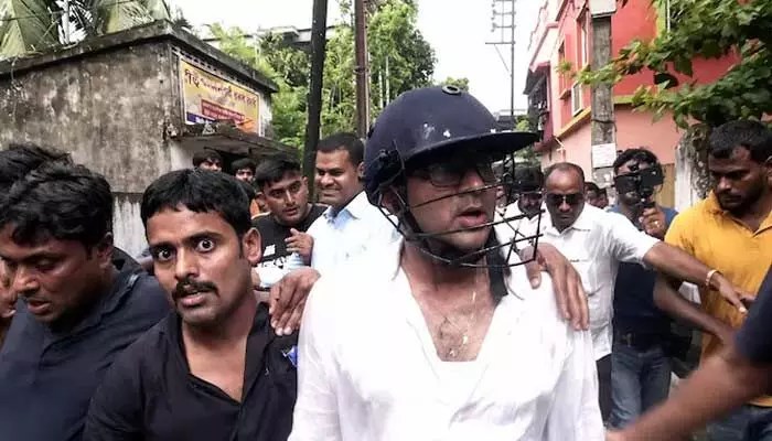 మమతా బెనర్జీ మేనల్లుడిపై కోడిగుడ్ల దాడి: 'దొంగ దొంగ' అంటూ నినాదాలు, బెంగాల్లో ఉద్రిక్తత! మమతా బెనర్జీ మేనల్లుడిపై కోడిగుడ్ల దాడి: 'దొంగ దొంగ' అంటూ నినాదాలు, బెంగాల్లో ఉద్రిక్తత!