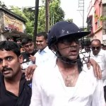మమతా బెనర్జీ మేనల్లుడిపై కోడిగుడ్ల దాడి: 'దొంగ దొంగ' అంటూ నినాదాలు, బెంగాల్లో ఉద్రిక్తత! మమతా బెనర్జీ మేనల్లుడిపై కోడిగుడ్ల దాడి: 'దొంగ దొంగ' అంటూ నినాదాలు, బెంగాల్లో ఉద్రిక్తత!