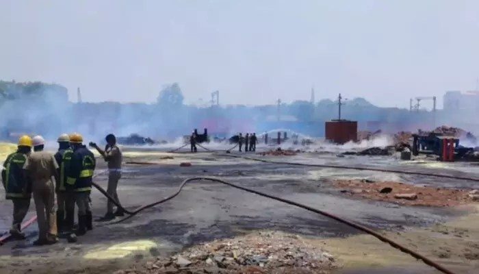 చెన్నై పోర్టులో సల్ఫర్ లీకేజీ.. పరిసరాలను కమ్మేసిన దట్టమైన పొగ చెన్నై పోర్టులో సల్ఫర్ లీకేజీ.. పరిసరాలను కమ్మేసిన దట్టమైన పొగ