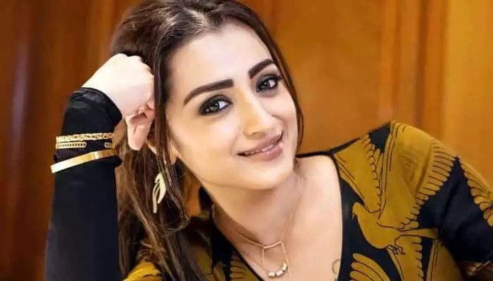 త్రిష మాస్ రియాక్షన్: సీఎం విజయ్తో ప్రేమ రూమర్స్.. కుక్కతో షాకింగ్ ట్విస్ట్! త్రిష మాస్ రియాక్షన్: సీఎం విజయ్తో ప్రేమ రూమర్స్.. కుక్కతో షాకింగ్ ట్విస్ట్!