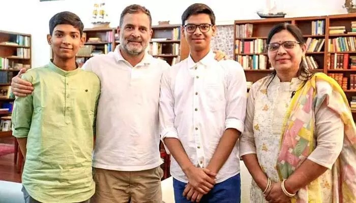 సీబీఎస్ఈ కుంభకోణం బయటపెట్టిన విద్యార్థికి రాహుల్ గాంధీ అభినందనలు: జాతీయ స్థాయిలో సంచలనం! సీబీఎస్ఈ కుంభకోణం బయటపెట్టిన విద్యార్థికి రాహుల్ గాంధీ అభినందనలు: జాతీయ స్థాయిలో సంచలనం!