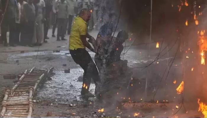 ఢిల్లీ అగ్నిప్రమాదం: నిర్లక్ష్యం నిండు ప్రాణాలు బలిగొంది! కన్నీటి గాథలు ఢిల్లీ అగ్నిప్రమాదం: నిర్లక్ష్యం నిండు ప్రాణాలు బలిగొంది! కన్నీటి గాథలు