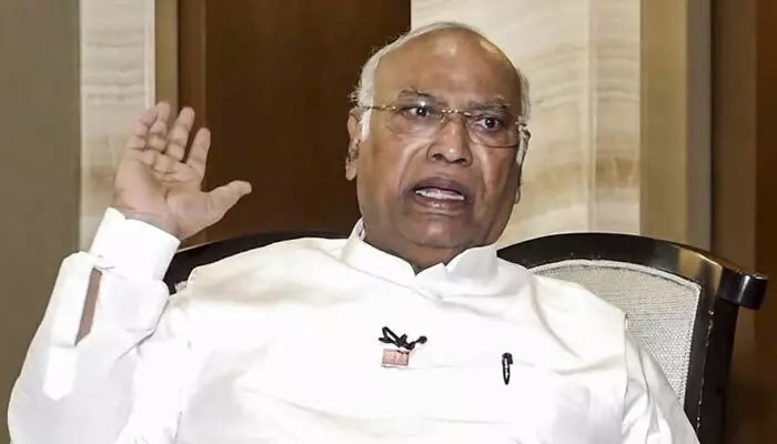 రాజ్యసభకు ఖర్గే నామినేషన్: ఏఐసీసీ అధ్యక్షుడి కీలక అడుగు! రాజ్యసభకు ఖర్గే నామినేషన్: ఏఐసీసీ అధ్యక్షుడి కీలక అడుగు!
