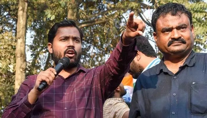 సంచలనం: 'ఖాన్ సర్' లొంగుబాటు! హత్యాయత్నం కేసుతో కోర్టులో హైడ్రామా! సంచలనం: 'ఖాన్ సర్' లొంగుబాటు! హత్యాయత్నం కేసుతో కోర్టులో హైడ్రామా!
