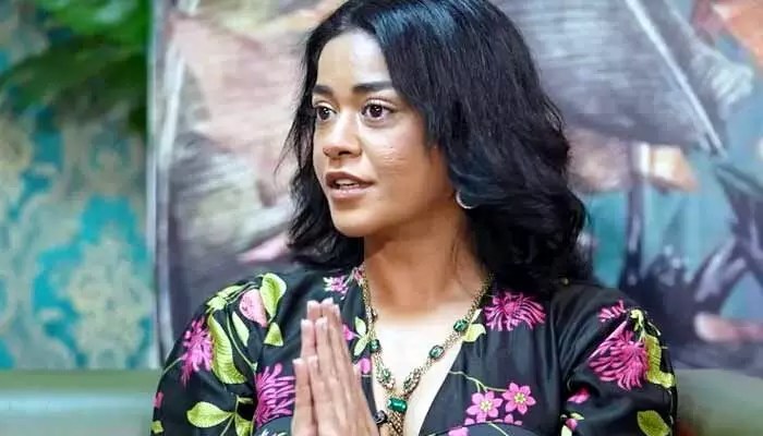 ముమైత్ ఖాన్ గుండె పగిలే నిజం: "తలలో వైర్లు.. ఫిట్స్ తో నరకం చూశాను!" ముమైత్ ఖాన్ గుండె పగిలే నిజం: "తలలో వైర్లు.. ఫిట్స్ తో నరకం చూశాను!"