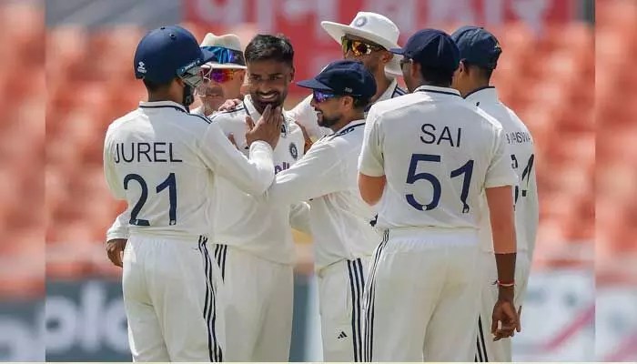 అఫ్గాన్పై భారత్ విధ్వంసం: టెస్టులో భారీ స్కోరు, ప్రత్యర్థి విలవిల! అఫ్గాన్పై భారత్ విధ్వంసం: టెస్టులో భారీ స్కోరు, ప్రత్యర్థి విలవిల!