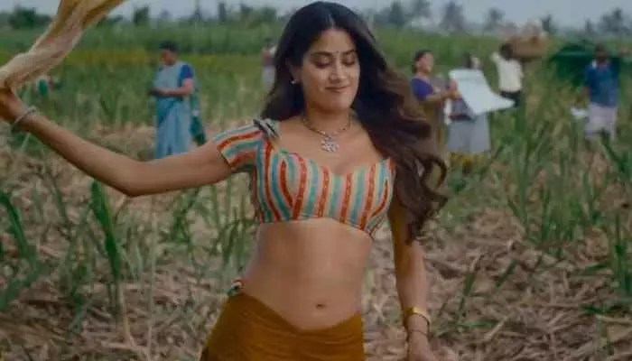"పెద్ది"లో జాన్వీకి షాక్! డైరెక్టర్ దారుణం.. మేకప్ ఆర్టిస్ట్ బాంబ్! "పెద్ది"లో జాన్వీకి షాక్! డైరెక్టర్ దారుణం.. మేకప్ ఆర్టిస్ట్ బాంబ్!