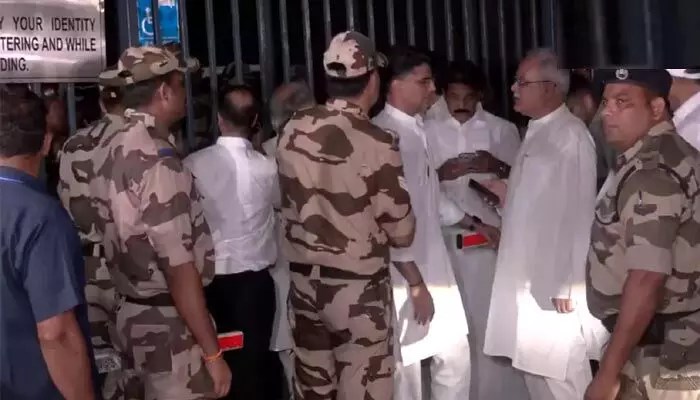 ఈసీ కార్యాలయం వద్ద ఉద్రిక్తత: మీనాక్షి నటరాజన్ నామినేషన్ తిరస్కరణపై కాంగ్రెస్ హైడ్రామా! ఈసీ కార్యాలయం వద్ద ఉద్రిక్తత: మీనాక్షి నటరాజన్ నామినేషన్ తిరస్కరణపై కాంగ్రెస్ హైడ్రామా!