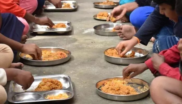 పాఠశాలల్లో మాంసాహారంపై నిషేధం.. ఆ జిల్లా విద్యాశాఖ అధికారులు కీలక నిర్ణయం పాఠశాలల్లో మాంసాహారంపై నిషేధం.. ఆ జిల్లా విద్యాశాఖ అధికారులు కీలక నిర్ణయం