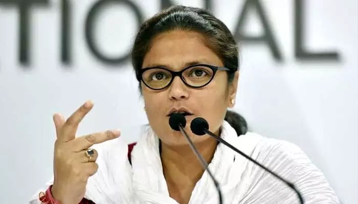 మమతకు వరుస షాక్లు: టీఎంసీకి మరో ఎంపీ రాజీనామా, పార్టీలో సంక్షోభం! మమతకు వరుస షాక్లు: టీఎంసీకి మరో ఎంపీ రాజీనామా, పార్టీలో సంక్షోభం!