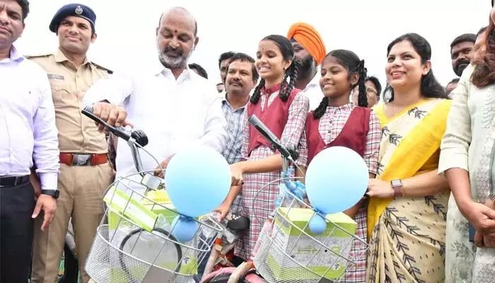 బండి సంజయ్ సంచలన నిర్ణయం: పదో తరగతి విద్యార్థులకు ఉచిత సైకిళ్లు, పరీక్ష ఫీజులు! బండి సంజయ్ సంచలన నిర్ణయం: పదో తరగతి విద్యార్థులకు ఉచిత సైకిళ్లు, పరీక్ష ఫీజులు!