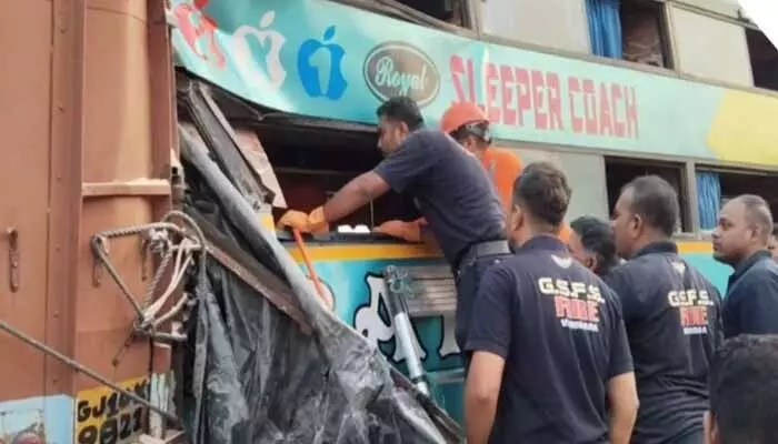 గుజరాత్లో రక్తపాతం: ఆరుగురిని బలిగొన్న బస్సు ప్రమాదం.. కారణం ఇదేనా? గుజరాత్లో రక్తపాతం: ఆరుగురిని బలిగొన్న బస్సు ప్రమాదం.. కారణం ఇదేనా?