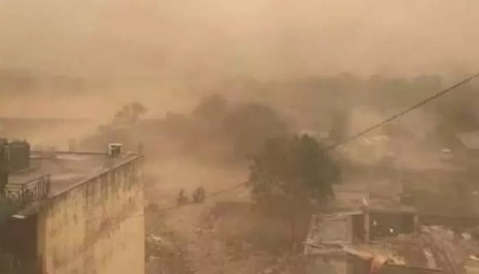 ఢిల్లీలో ఊహించని ఇసుక తుఫాను బీభత్సం: విమానాలు నిలిచిపోయాయి, రాజధాని అల్లకల్లోలం! ఢిల్లీలో ఊహించని ఇసుక తుఫాను బీభత్సం: విమానాలు నిలిచిపోయాయి, రాజధాని అల్లకల్లోలం!