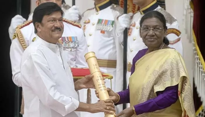 టాలీవుడ్ డబుల్ ధమాకా! రాజేంద్రప్రసాద్, మురళీమోహన్కు పద్మశ్రీ.. చరిత్ర సృష్టించిన క్షణం! టాలీవుడ్ డబుల్ ధమాకా! రాజేంద్రప్రసాద్, మురళీమోహన్కు పద్మశ్రీ.. చరిత్ర సృష్టించిన క్షణం!