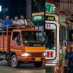సిలికాన్ వ్యాలీలో షాకింగ్ దృశ్యం: మెట్రో మొరాయించగా లారీలు ఎక్కిన టెకీలు! సిలికాన్ వ్యాలీలో షాకింగ్ దృశ్యం: మెట్రో మొరాయించగా లారీలు ఎక్కిన టెకీలు!