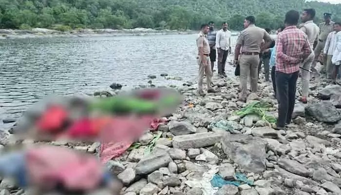 సెల్ఫీ మోజు ప్రాణాలు తీసింది: నదిలో మునిగి ఐదుగురు మృతి, ఒకే కుటుంబంలో విషాదం! సెల్ఫీ మోజు ప్రాణాలు తీసింది: నదిలో మునిగి ఐదుగురు మృతి, ఒకే కుటుంబంలో విషాదం!