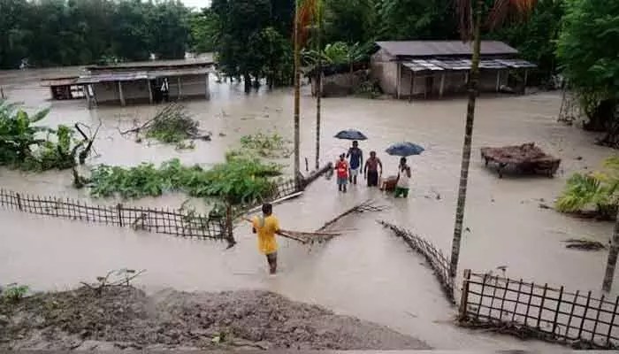 అస్సాంను ముంచెత్తిన జలవిలయం: 100కు పైగా గ్రామాలు నీటమునిగి, వేలాది మంది నిరాశ్రయులు! అస్సాంను ముంచెత్తిన జలవిలయం: 100కు పైగా గ్రామాలు నీటమునిగి, వేలాది మంది నిరాశ్రయులు!