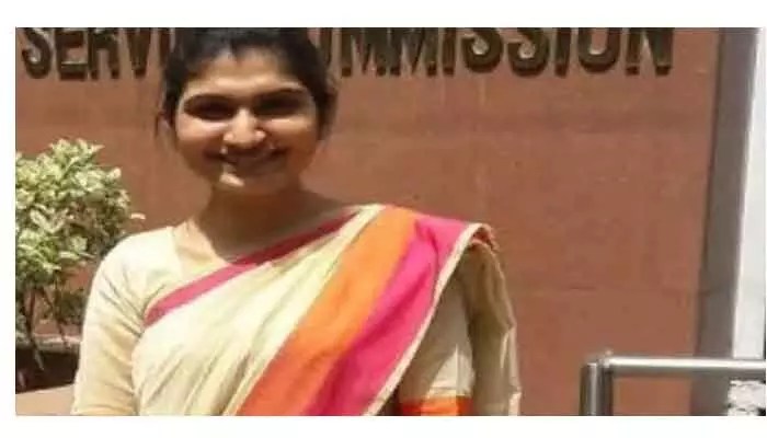 నక్సల్స్ గడ్డపై మోటార్సైకిల్పై దూసుకెళ్తున్న ఐఏఎస్ నమ్రత! వైరల్ అవుతున్న వీడియో వెనుక కథేంటి? నక్సల్స్ గడ్డపై మోటార్సైకిల్పై దూసుకెళ్తున్న ఐఏఎస్ నమ్రత! వైరల్ అవుతున్న వీడియో వెనుక కథేంటి?