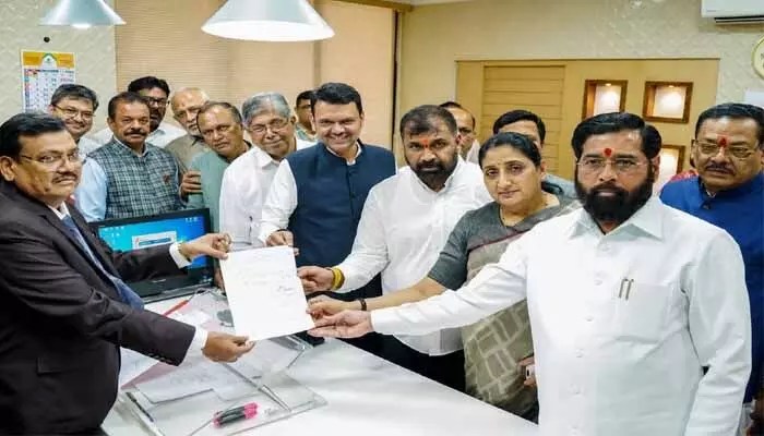 ఠాక్రేకు షాక్: కీలక నేత సచిన్ అహిర్ రాజీనామా, డిప్యూటీ చైర్మన్ నామినేషన్! ఠాక్రేకు షాక్: కీలక నేత సచిన్ అహిర్ రాజీనామా, డిప్యూటీ చైర్మన్ నామినేషన్!