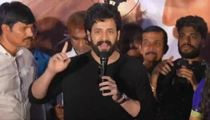 అఖిల్ మాస్ స్టేట్మెంట్: 'మూడేళ్లు ఆగారు.. ఈసారి కొడుతున్నాం!' - వైరల్! అఖిల్ మాస్ స్టేట్మెంట్: 'మూడేళ్లు ఆగారు.. ఈసారి కొడుతున్నాం!' - వైరల్!