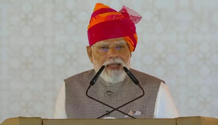 మోడీ మాస్టర్ ప్లాన్: గ్యాస్ ధర 2 వేలు దాటకుండా ఎలా ఆపారు? మోడీ మాస్టర్ ప్లాన్: గ్యాస్ ధర 2 వేలు దాటకుండా ఎలా ఆపారు?