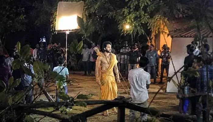 రాజమౌళి 'వారణాసి' నుండి షాకింగ్ లీక్! మహేశ్ రాముడి గెటప్ వైరల్! రాజమౌళి 'వారణాసి' నుండి షాకింగ్ లీక్! మహేశ్ రాముడి గెటప్ వైరల్!